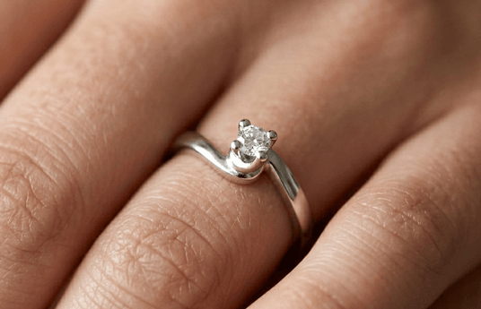 Come scegliere un anello di fidanzamento: guida alla scelta