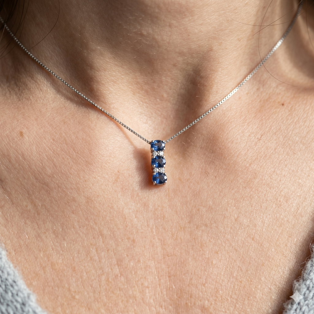 Collana in Oro 18 Carati con Diamanti e Zaffiri.