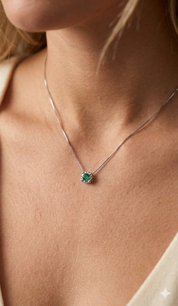 Collana modello Punto Luce in Oro 18 Carati con Smeraldo.
