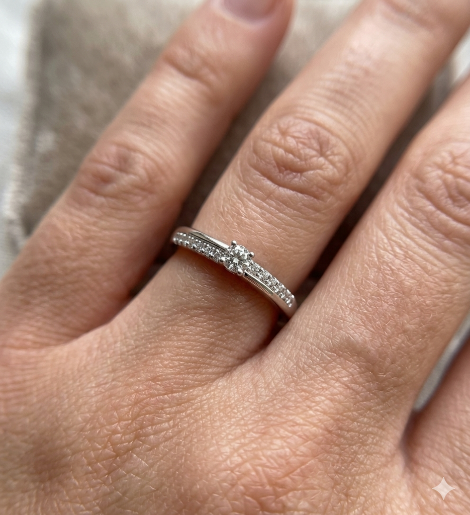 Anello Solitario Donna in Oro 18 Carati con Diamanti.