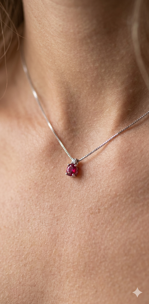 Collana Modello Classico in Oro 18 Carati con Diamante e Rubino.