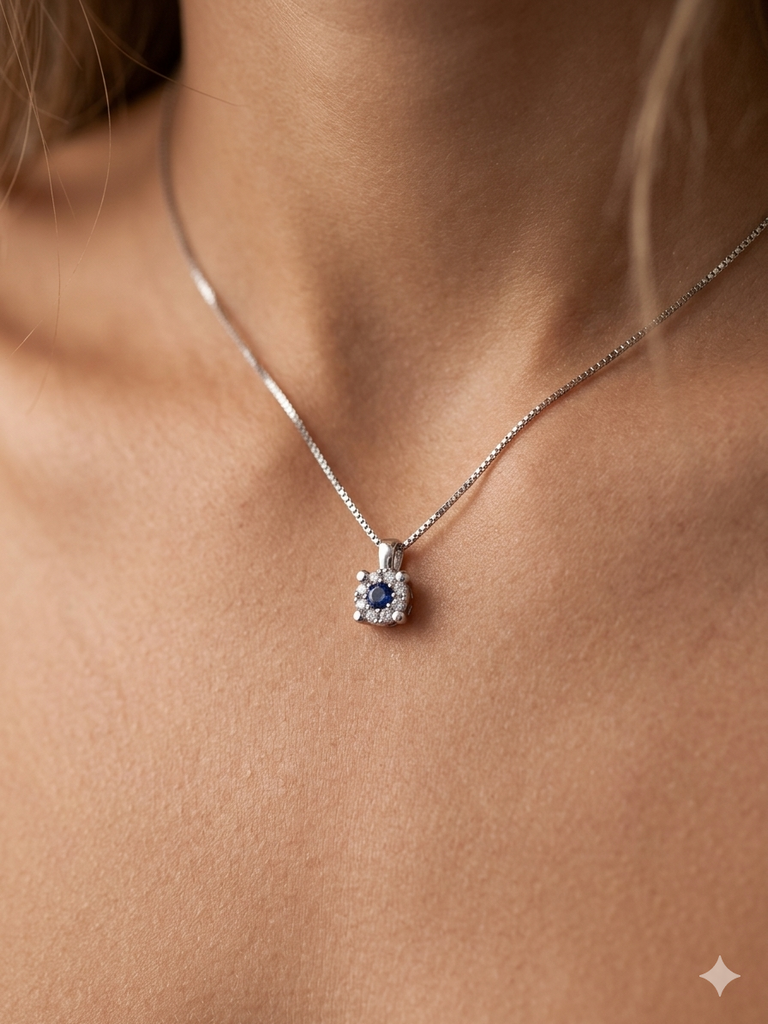 Collana Modello Classico in Oro 18 Carati con Diamanti e Zaffiro.