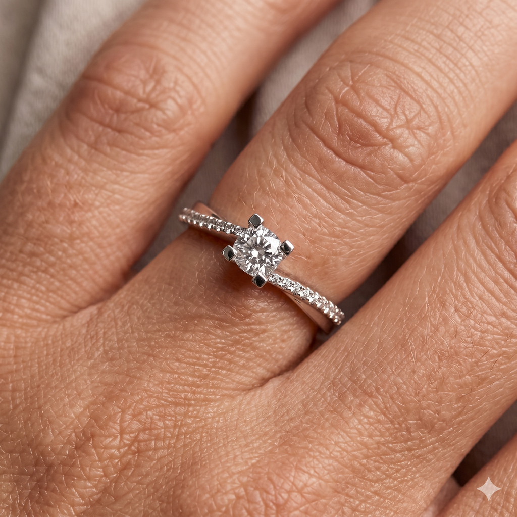 Anello Solitario Donna in Oro 18 Carati con Diamanti.