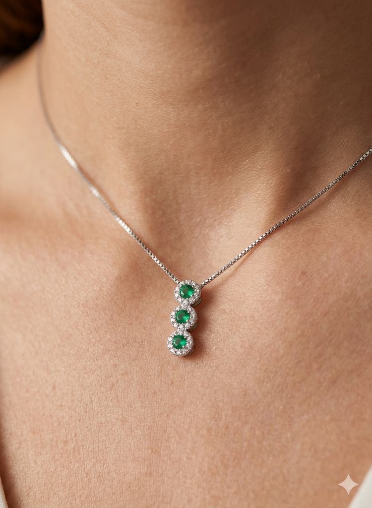 Collana in Oro 18 Carati con Diamanti e Smeraldi.