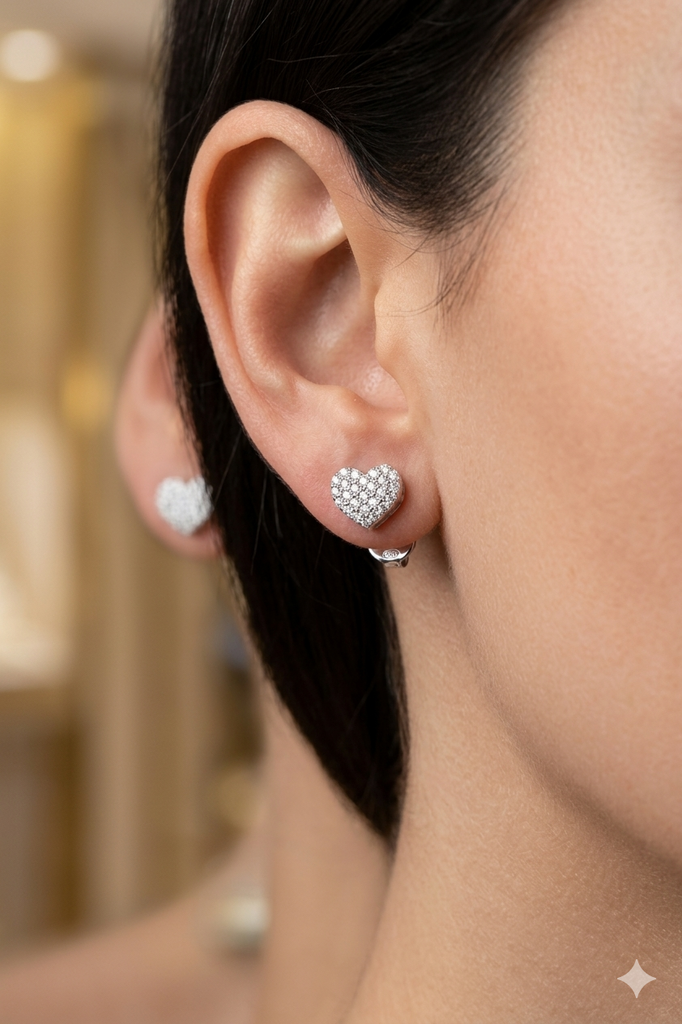 Orecchini Donna modello Cuore a Pavé in Oro 18 Carati con Diamanti.
