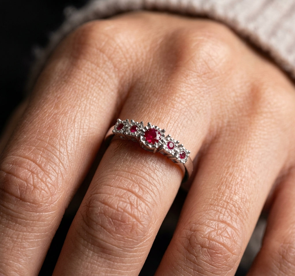 Anello Donna modello Veretta in Oro 18 Carati con Rubini.