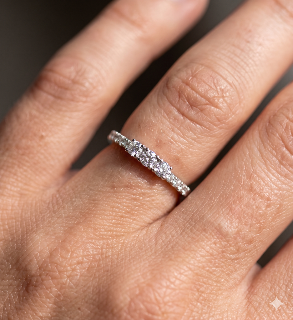Anello Donna Modello Trilogy in Oro 18 Carati con Diamanti.