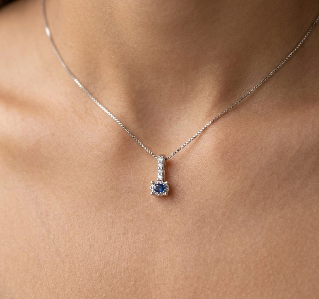 Collana in Oro 18 Carati con Diamanti e Zaffiro.
