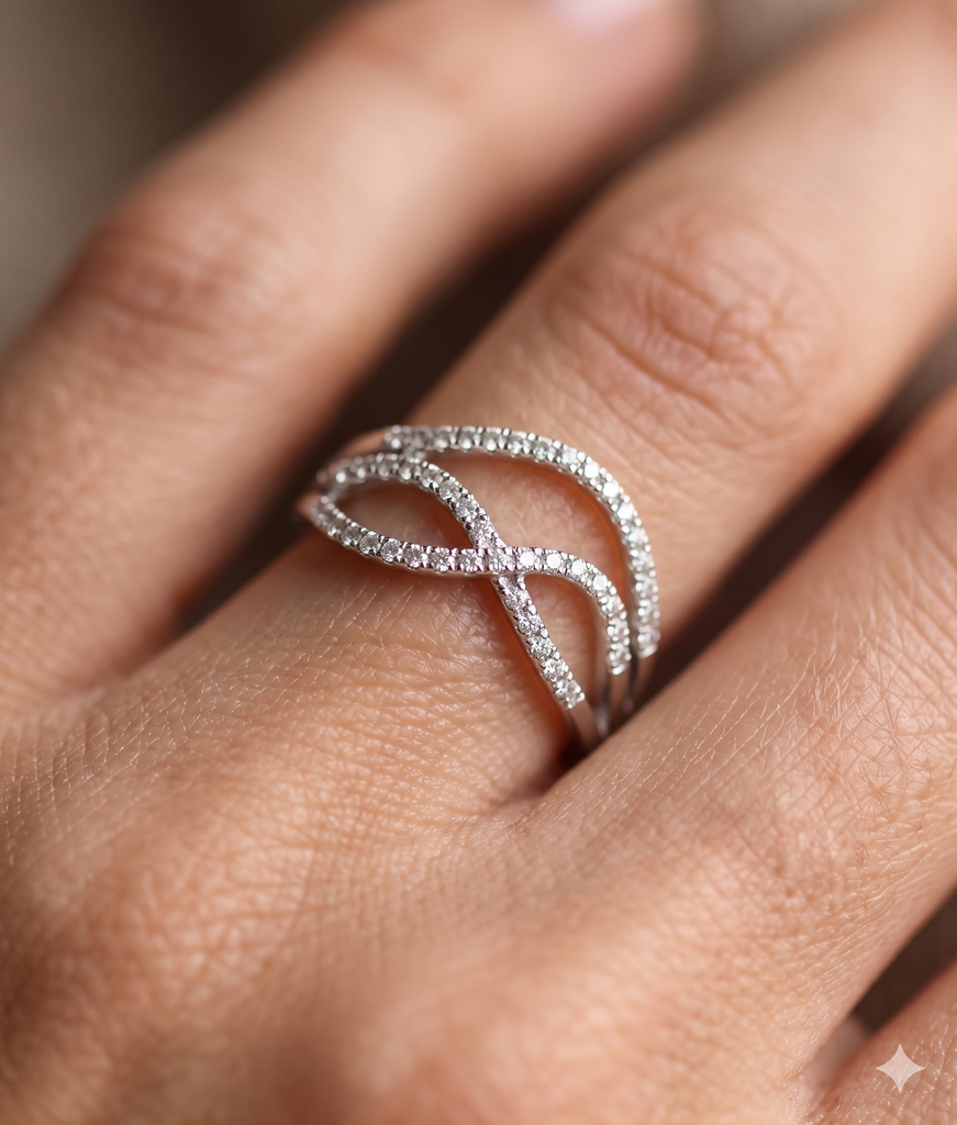 Anello Donna modello Fascia in Oro 18 Carati con Diamanti.