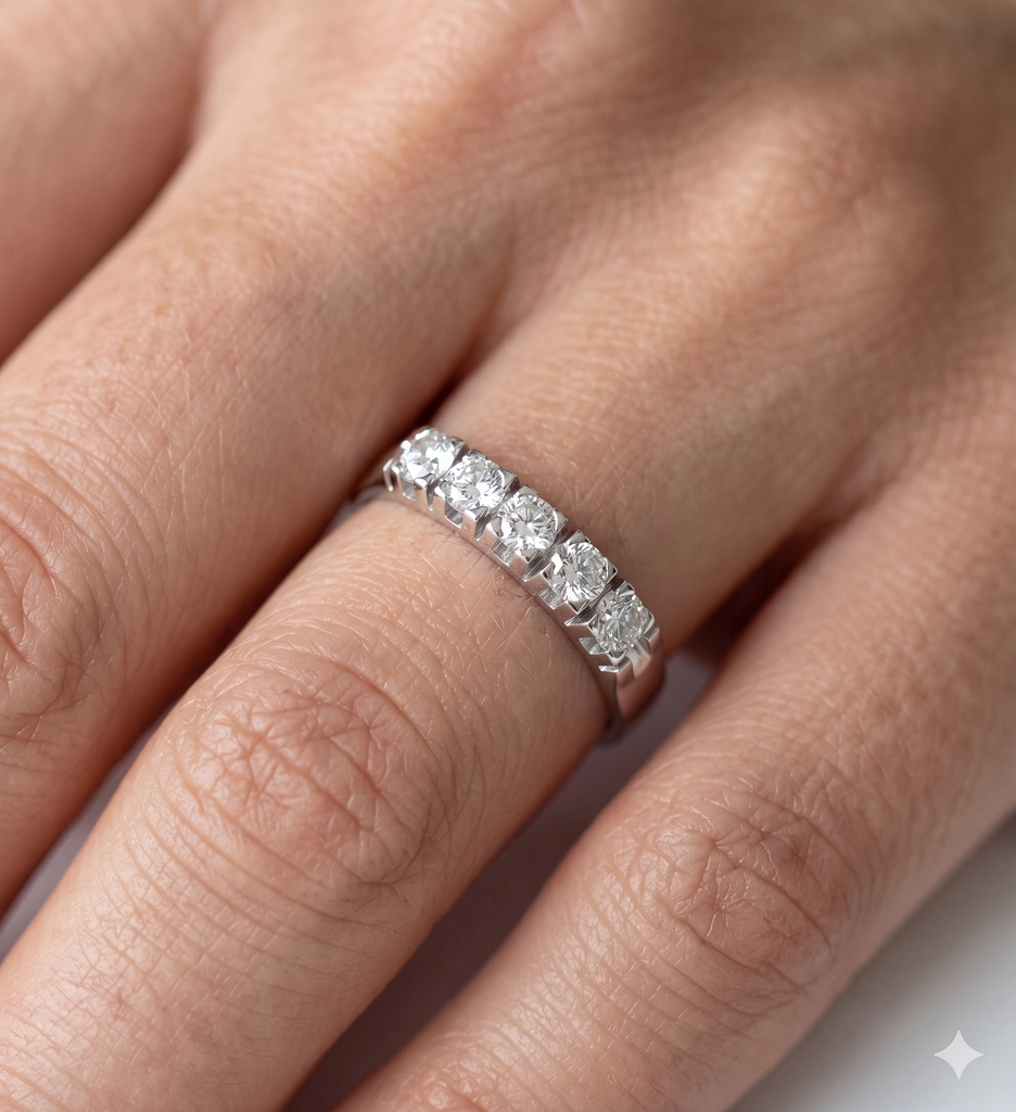 Anello Donna modello Veretta in Oro 18 Carati con Diamanti.