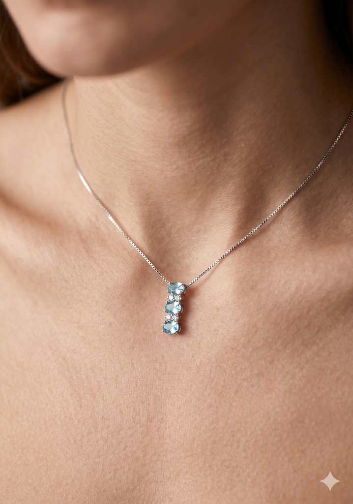 Collana in Oro 18 Carati con Diamanti e Acquamarine.