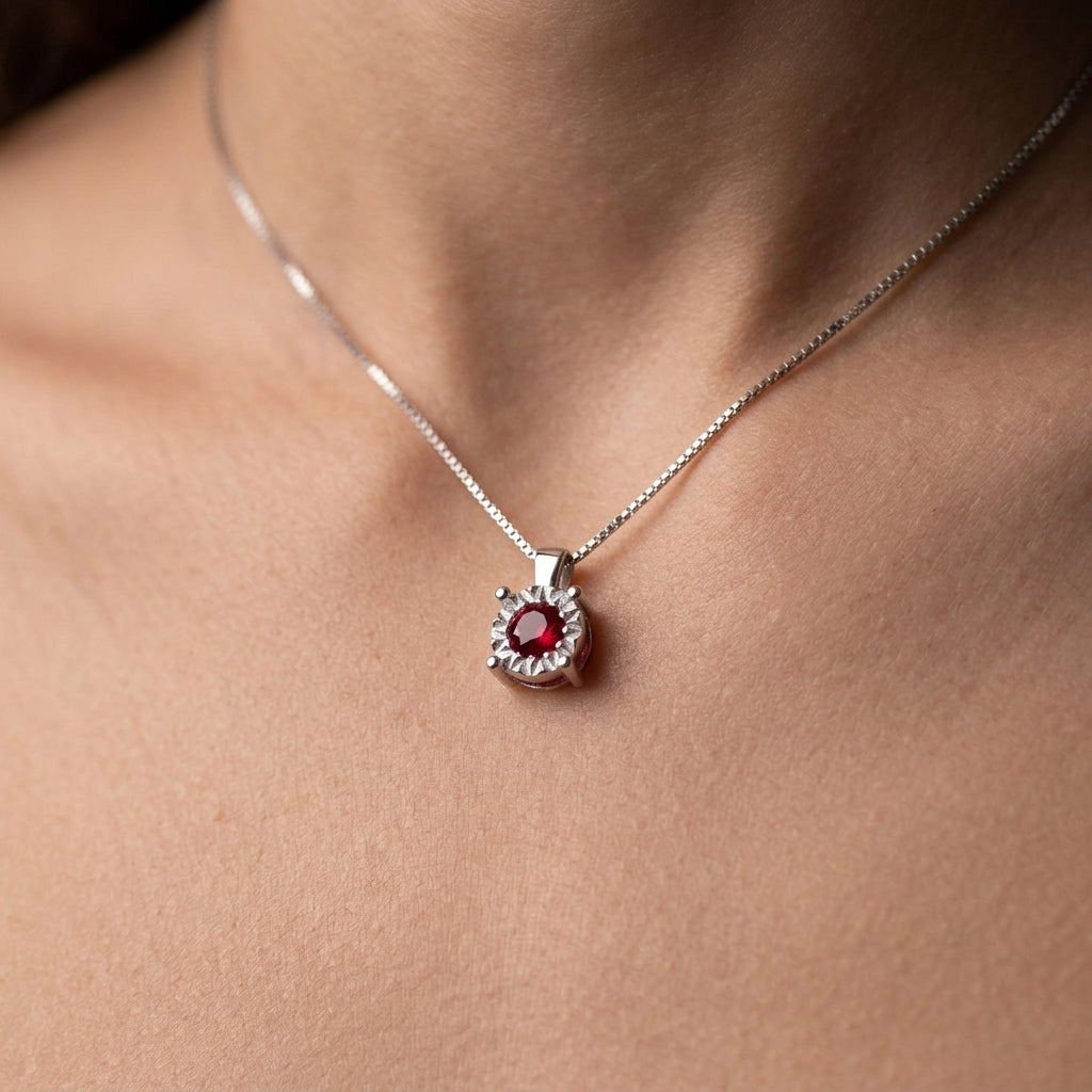 Collana Modello Punto Luce in Oro 18 Carati con Rubino.
