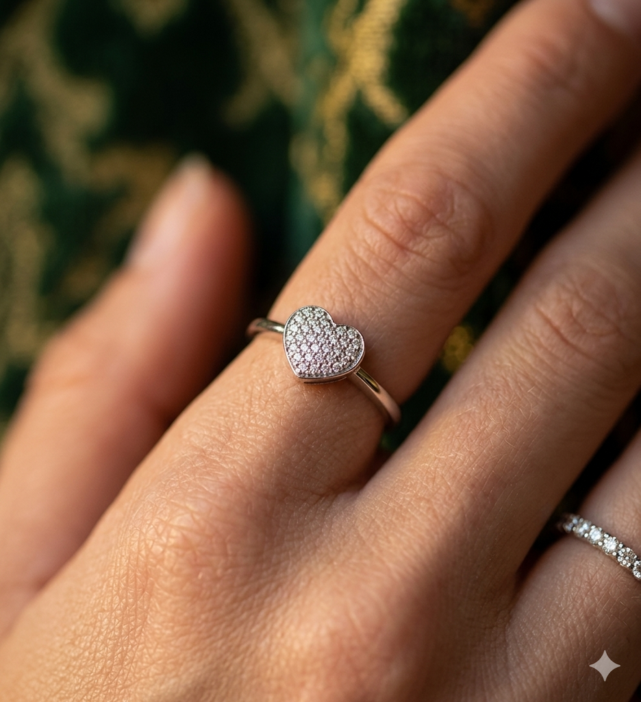 Anello Donna modello Cuore in Oro 18 Carati con Diamanti.