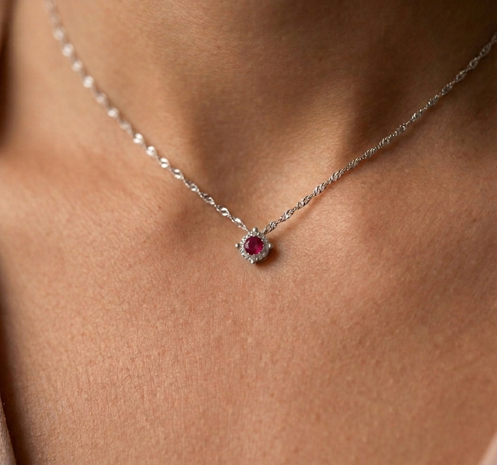 Collana modello Punto Luce in Oro 18 Carati con Rubino.