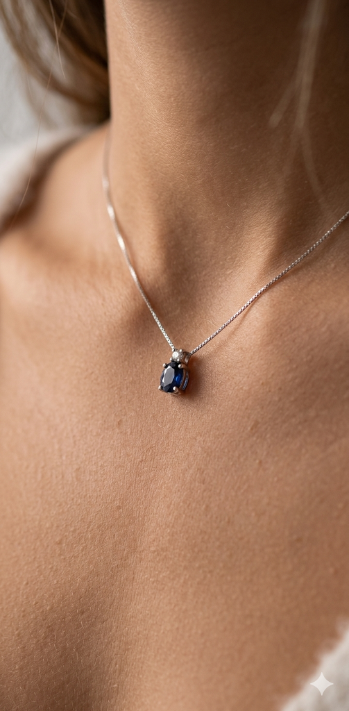 Collana Modello Classico in Oro 18 Carati con Diamante e Zaffiro.