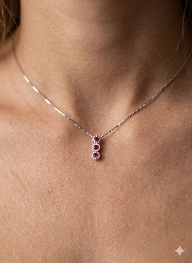 Collana in Oro 18 Carati con Diamanti e Rubini.