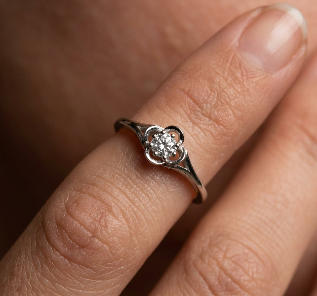 Anello Solitario Fiore Donna in Oro 18 Carati con Diamante.