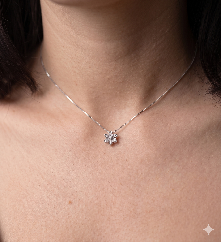 Collana Modello Fiorellino in Oro 18 Carati con Diamanti.
