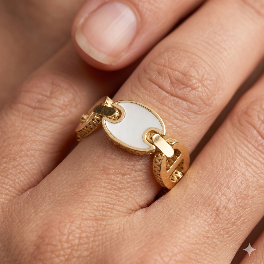 Anello Donna in oro 18 Carati modello maglia marina con madreperla di 3.80 Grammi.