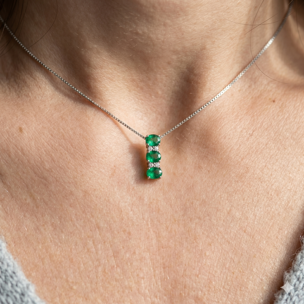 Collana in Oro 18 Carati con Diamanti e Smeraldi.