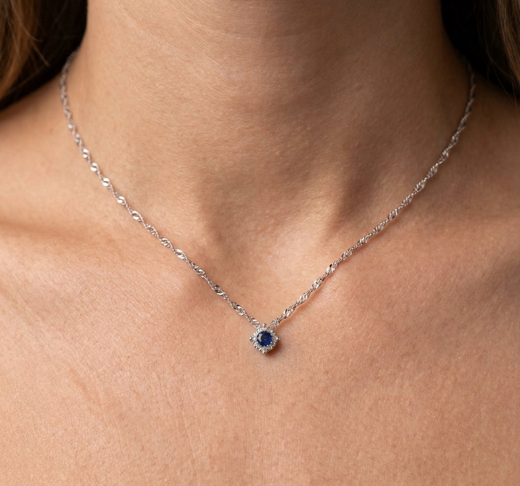 Collana modello Punto Luce in Oro 18 Carati con Zaffiro.