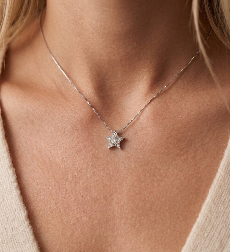 Collana Modello Stella in Oro 18 Carati con Diamanti.