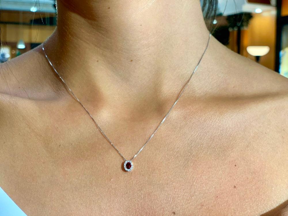 Collana in Oro 18 Carati con Diamanti e Rubino.